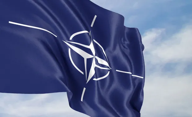 NATO-Flagge als Symbol für internationale Verteidigungszusammenarbeit