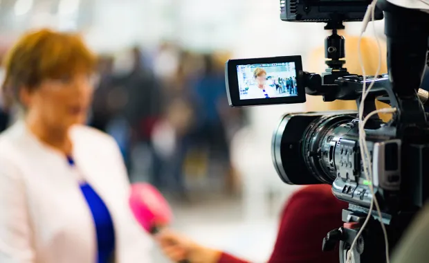 Diffusion d’une entrevue avec une personne devant un micro et une caméra