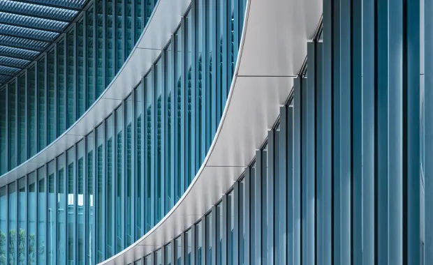 CGI Toimialat. Kuvituskuva: modernin toimistorakennuksen julkisivu