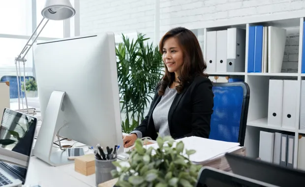 Kuvituskuva: Työntekijä käyttää Google Workspacea tietokoneellaan
