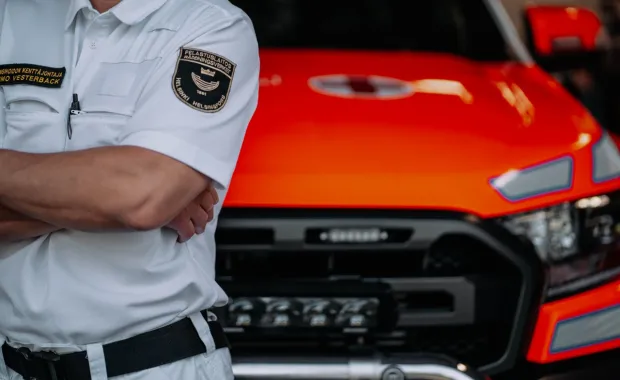 paramédic debout devant une ambulance