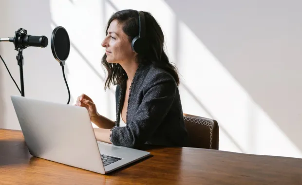 Personne portant un casque audio parlant dans un microphone