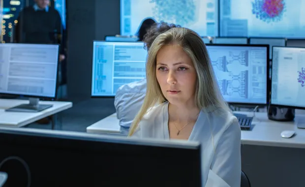 persona mujer trabajando en el ordenador