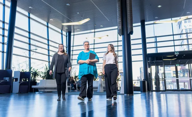 Henkilöt kävelemässä Pirkanmaan Voimian aulatilassa