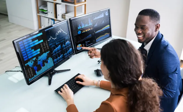 dos personas mirando datos