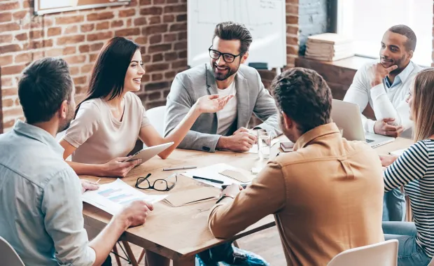 Professionnels réunis autour d’une table