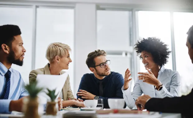 Des professionnels se réunissent autour d'un bureau