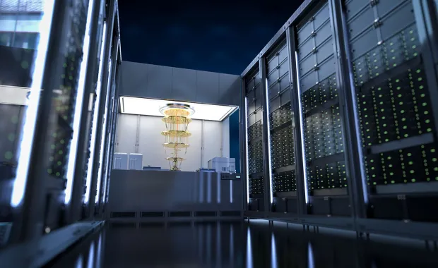 En avancerad serverhall med rader av datarack och ett kvantdator-chip i centrum, upplyst och omgivet av teknisk utrustning. Miljön är ren, futuristisk och högteknologisk.