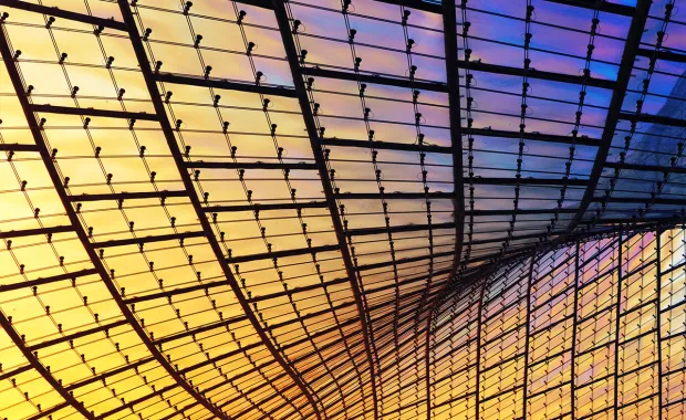 Glasskonstruksjon med rutemønster i gule og lilla toner.