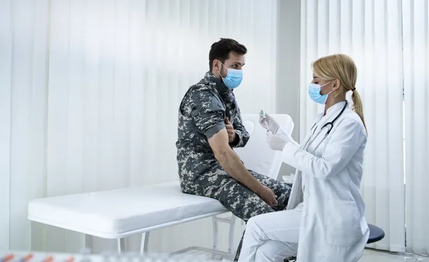 En sjuksköterska som ger en soldat en spruta