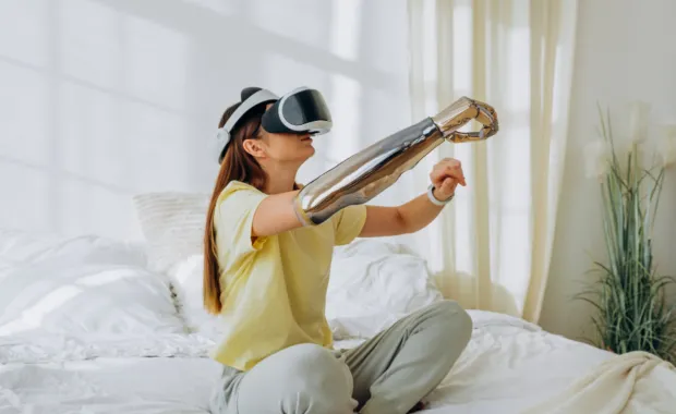 Une femme en train d'utiliser un casque virtuel