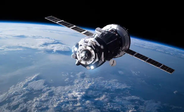 Un satellite dans l'espace représente les capacités de simulation et de modélisation haute fidélité de CGI