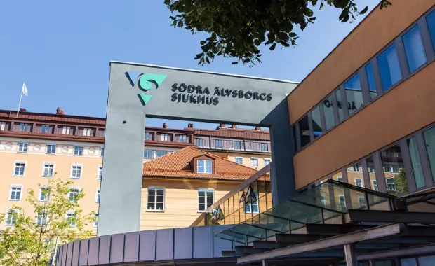 Södra Älvsborgs sjukhus entré mot en klarblå sommarhimmel