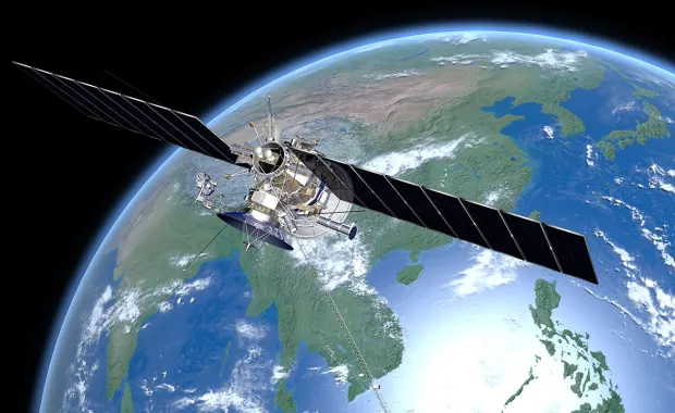 Un satellite orbite autour de la Terre, représentant le rôle de CGI dans la construction de la constellation de satellites UN:IO de l’Union européenne