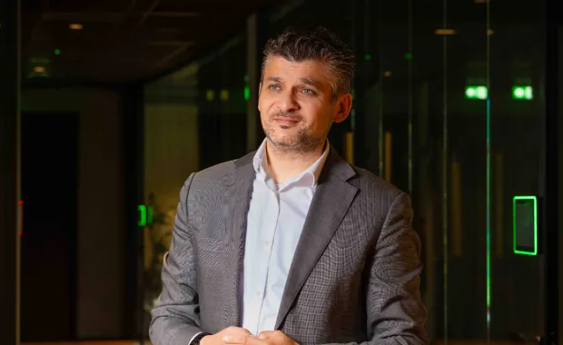 Tarik zet als DCS de lijnen uit én speelt zelf mee