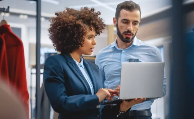 2 persones working on a computer