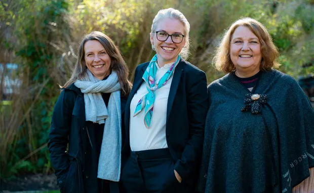 Tre personer står ute og smiler – kundeansvarlig fra CGI og representanter fra Samfunnsviterne