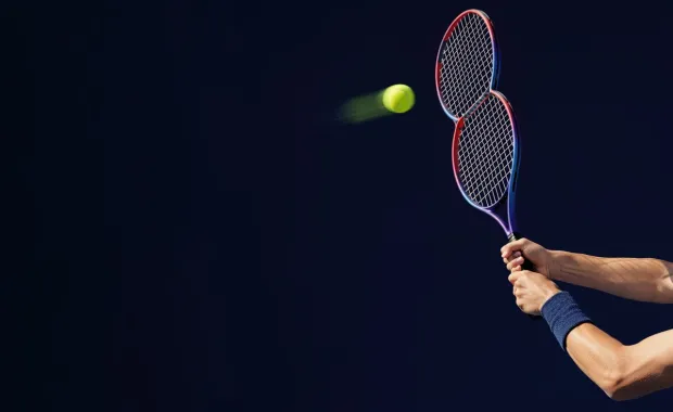 Kuvituskuva: Tuplaa mahdollisuutesi menestyä. Tennispelaaja pitelee mailaa, jossa on tuplaverkko.