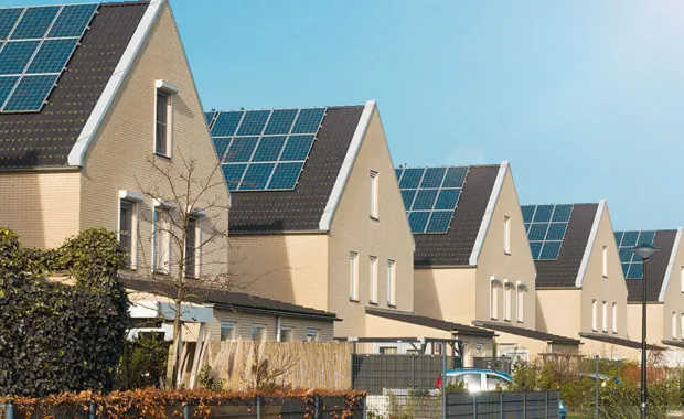 Solarpaneele auf den Dächern einer Häuserreihe