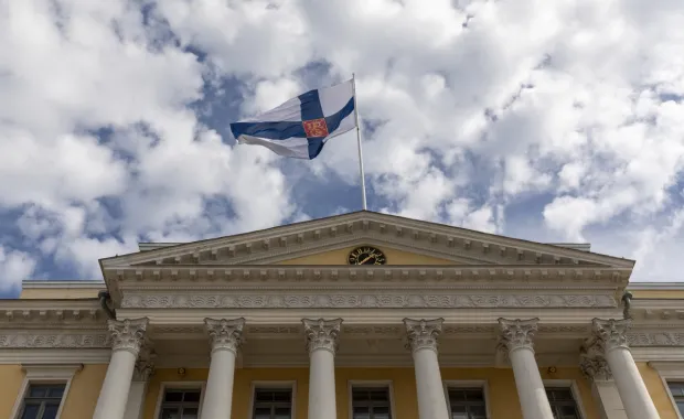 Suomen lippu liehuu Suomen valtioneuvoston katolla