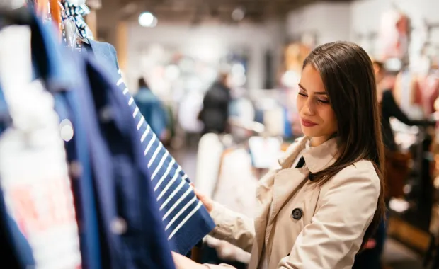 Kuvituskuva: nainen vaateostoksilla