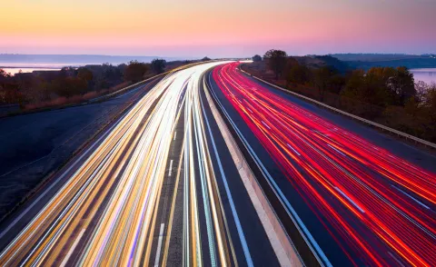 Rote und weiße Scheinwerferlichter auf einer Autobahn