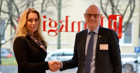 Jeanette Jäger, vd på Bankgirot och Pär Fors, Sverigechef på CGI skriver nytt avtal om samarbete