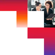 Consultants qui discutent du bureau du chez de la direction informatique Consultants qui discutent du bureau du chez de la direction informatique