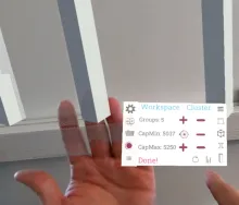 Hand som är vänd mot personen medan andra handen pekar på en skylt fylld av text när personen tittar genom VR-glasögon 