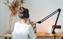 Animateur assis à son bureau avec un microphone