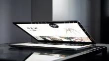 En laptop står halvt uppfälld och på skärmen syns en online shopping-sida