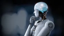 En vit AI-robot står och funderar med en hand under hakan