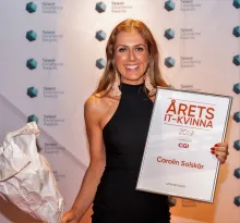 Carolin Solskär med blommor och diplom när hon vinner Årets IT-kvinna 