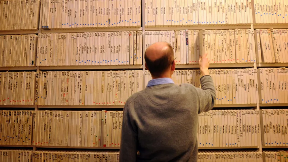 un employé de la British Library examine enregistrements de bobine à bobine que le dira de CGI sera utilisé pour archiver