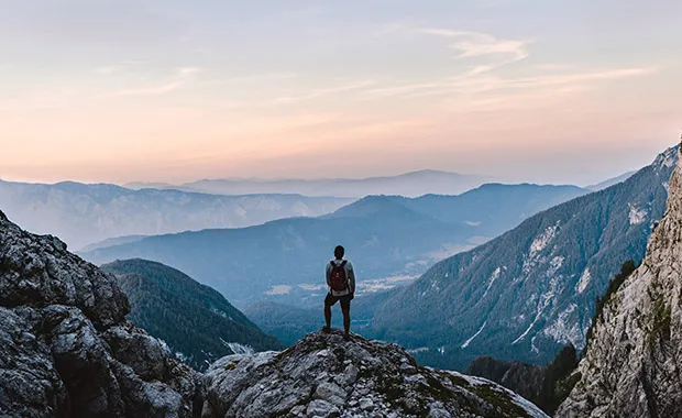 kunnat-vaikuttava-kuntastrategia-hero.jpg Kuvituskuva: Kuntapäättäjä vuoren huipulla