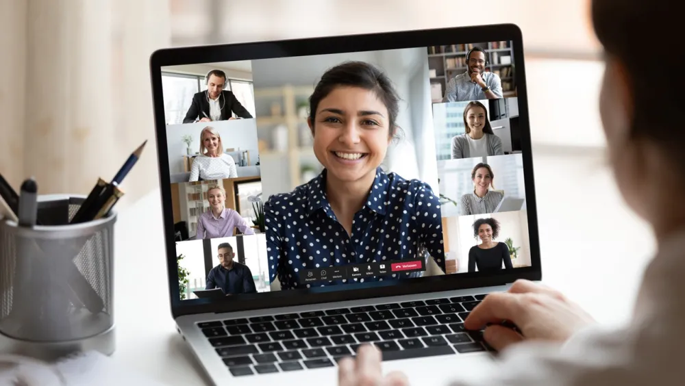 Bildschirm mit Video-Teilnehmer via Microsoft Teams