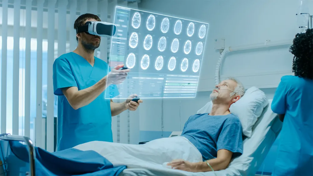 Lege som bruker VR til å undersøke røntgen