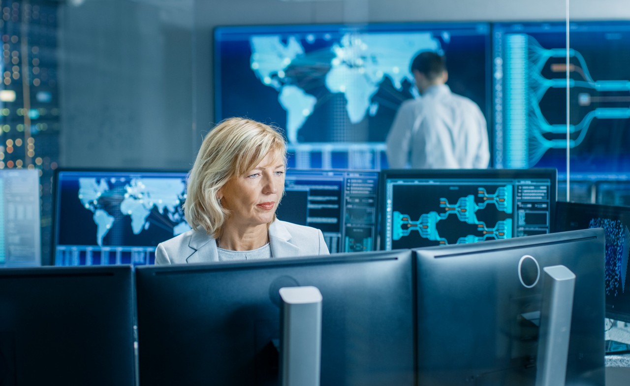 Systemüberwachungsraum – Eine professionelle Mitarbeiterin überwacht den ordnungsgemäßen Betrieb der Anlage Systemüberwachungsraum – Eine professionelle Mitarbeiterin überwacht den ordnungsgemäßen Betrieb der Anlage