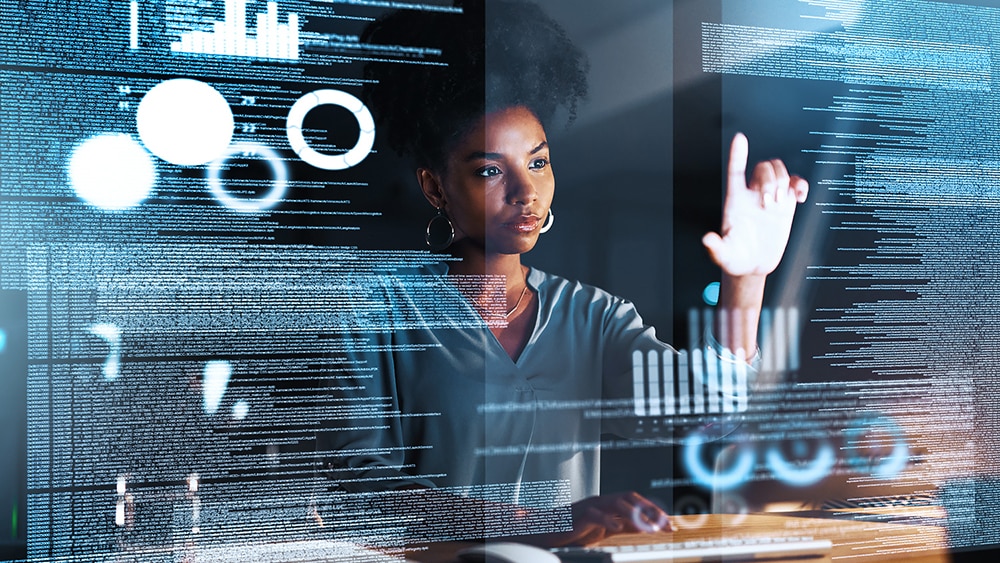 personne consultant un panneau d'analyse de données