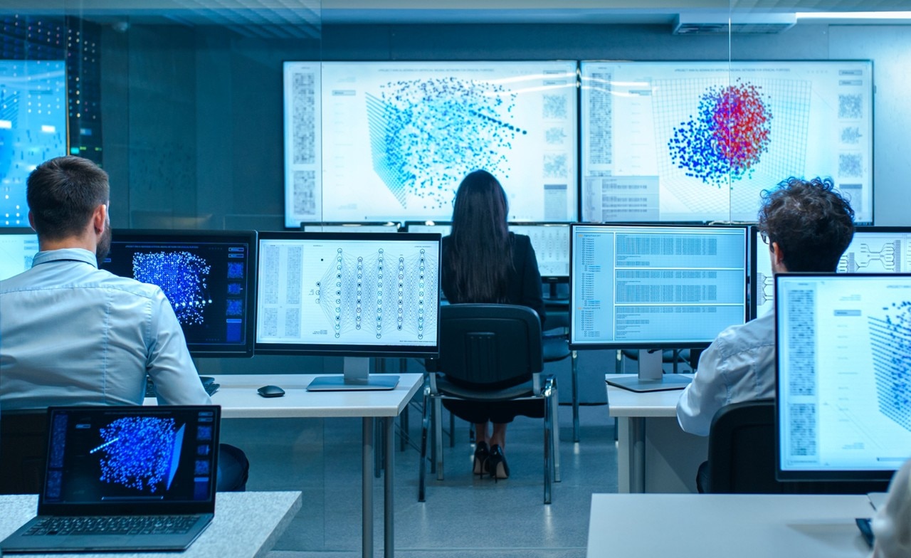 Mehrere Bildschirme mit Datenvisualisierungen und Systemmetriken zur Überwachung und Steuerung einer hybriden Cloud-Umgebung