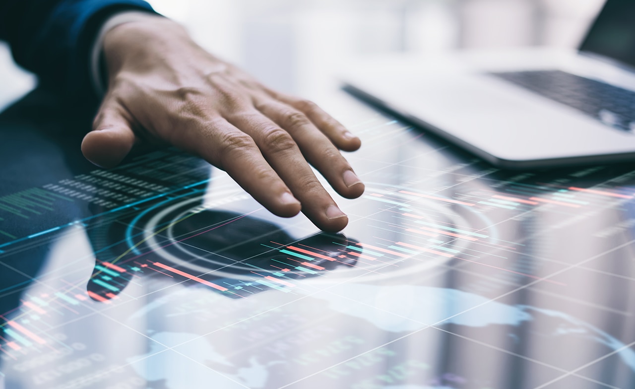 Hånd over digitalt grensesnitt med grafer og verdenskart.