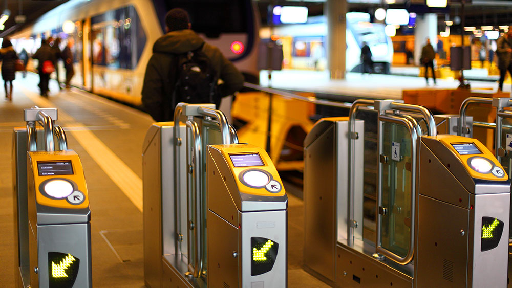 transport-passenger-boarding-on-train