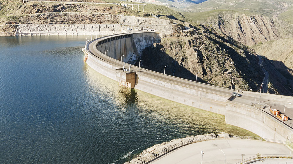 Intelligent decision and support system to control flood barrier