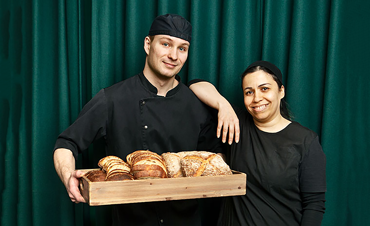UniCafen työntekijät tarjoilevat uunituoreita leipomuksia