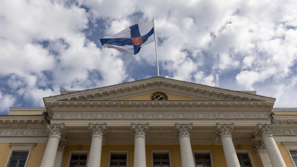 Suomen valtioneuvoston katolla liehuu Suomen lippu