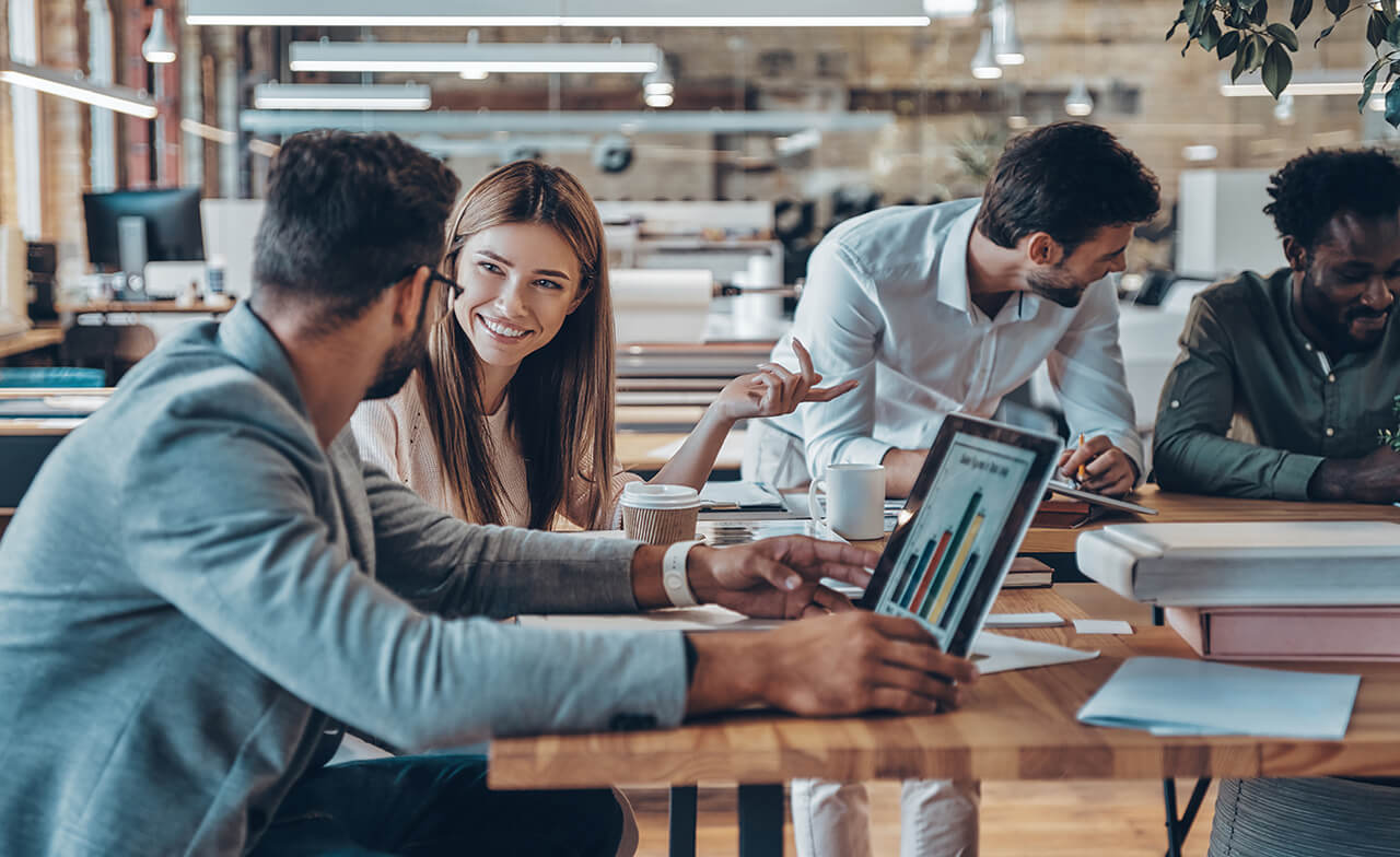 Vad är digital transformation En grupp konsulter i ett öppet kontorslandskap