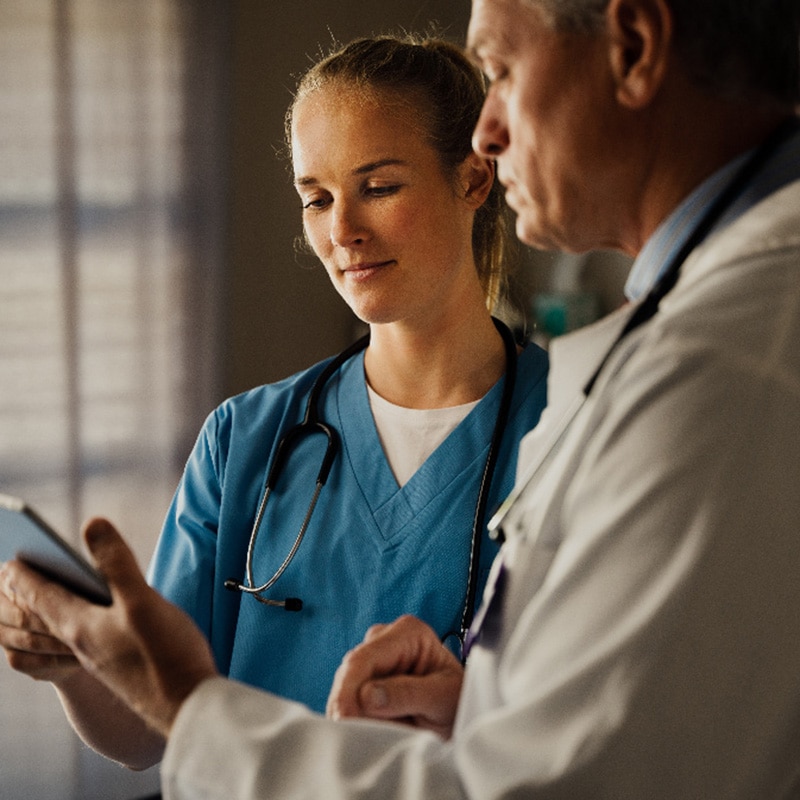 Kuvituskuva: Kaksi lääkäriä keskustelee