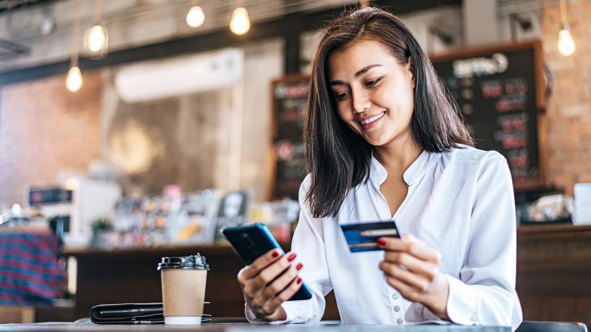 Digitale Kartenzahlung im Café im Kontext einer paneuropäischen Payment-Lösung im HoReCa-Markt