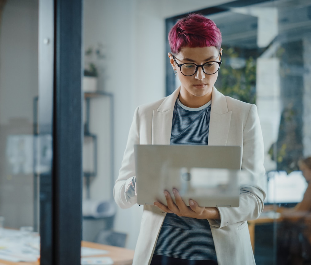 IT-Expertin schaut ihn ihren Laptop, den sie in der Hand hält