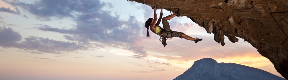 Kletterin bei Sonnenaufgang auf einer griechischen Insel